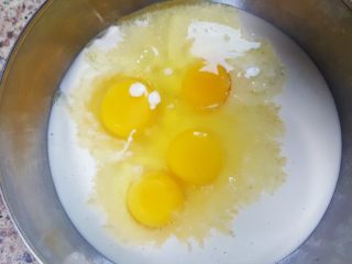 五分钟快手早餐~葱花鸡蛋饼,3．加入4颗鸡蛋，搅拌均匀。
