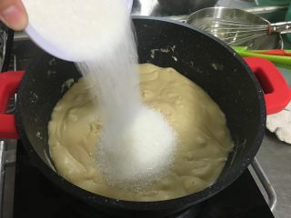 广式莲蓉月饼（自制内馅）,油全部倒入之后，倒入所有的盐和细砂糖