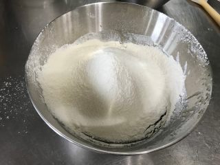 广式莲蓉月饼（自制内馅）,筛入低粉和奶粉的混合物
