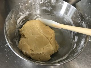 广式莲蓉月饼（自制内馅）,翻拌均匀后放在保鲜膜中