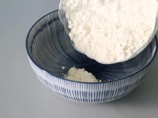 秋葵蛋饼,拿一个大碗，倒入面粉。