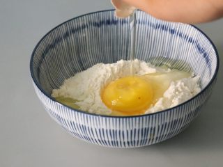 秋葵蛋饼,在面粉里打入鸡蛋。
