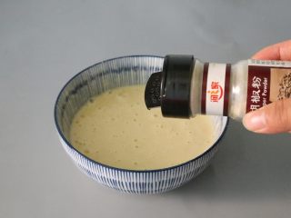 秋葵蛋饼,加入适量白胡椒。