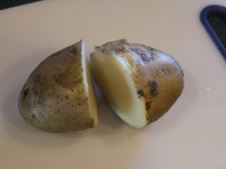 孜然土豆,8分熟是为了拌炒时不至于崩形化掉。