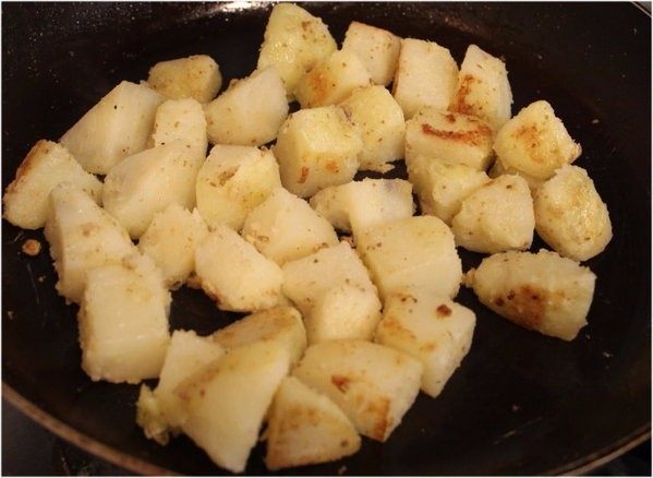 孜然土豆,将土豆放入，小火煎至表面微焦定型。