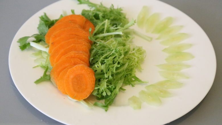 鸡胸肉沙拉 低脂美味,放入胡萝卜等其他自己喜欢的蔬菜、生菜等摆盘。