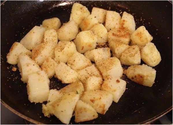 孜然土豆,均匀洒上盐、胡椒、七味粉。