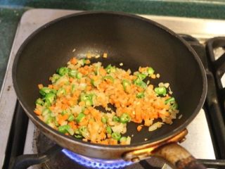 土豆章鱼烧,洋葱炒香，再加入红萝卜和青辣椒炒熟。