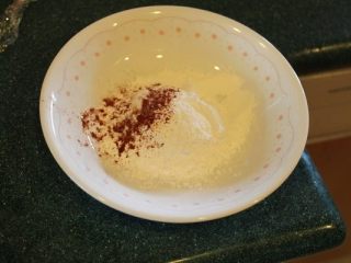 土豆章鱼烧,将在来米粉、红椒粉、盐混匀，慢慢加入一些水，调成稠状的面糊。如果有鹰嘴豆粉或黄豆粉也可以加入。