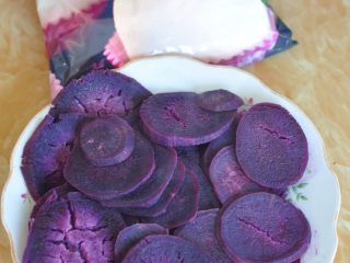 紫薯椰蓉卷,将紫薯去皮切片，上锅蒸熟。
