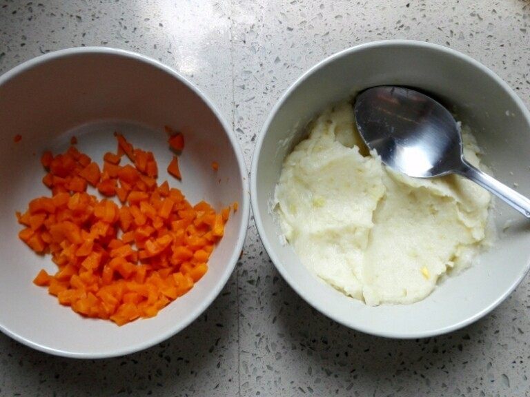 #万能的土豆#焙煎芝麻鸡蛋沙拉杯,3.	胡萝卜去皮，切小丁，土豆去皮、切块，用勺子碾碎