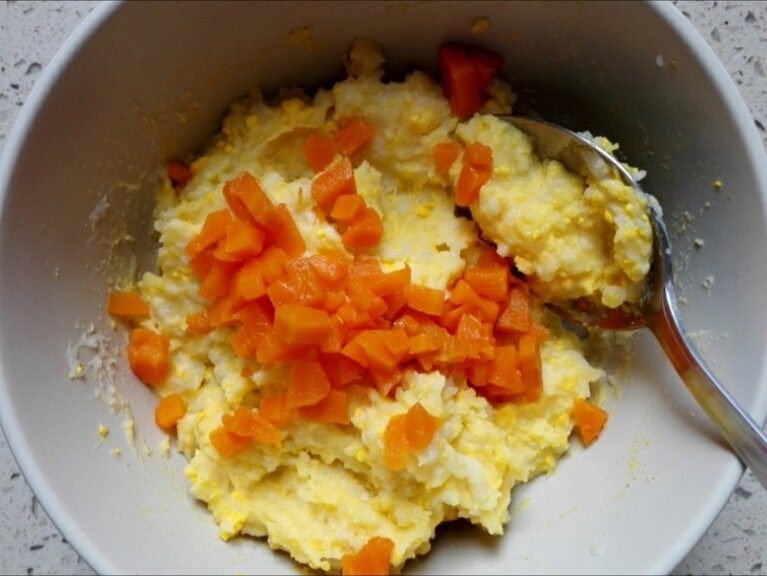 #万能的土豆#焙煎芝麻鸡蛋沙拉杯,5.	加入胡萝卜丁，搅拌均匀