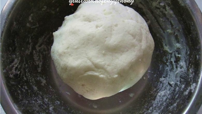 土豆糯米饼,慢慢加入水，边加入边搅拌，最后和成比较柔软的面团