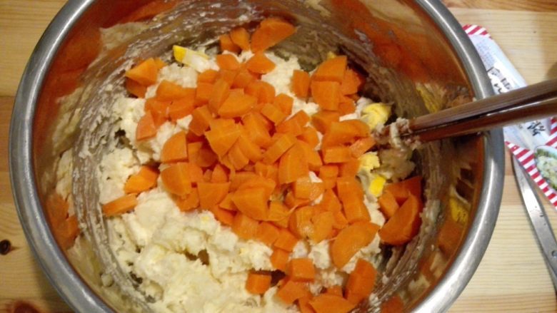 正宗西式土豆沙拉,陆续放入鸡蛋丁、胡萝卜丁，