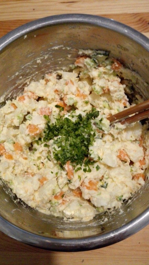 正宗西式土豆沙拉,放入芹菜或黄瓜丁，胡椒粉，放火腿丁和洋葱碎（不放的这步可以忽略），搅拌均匀。
