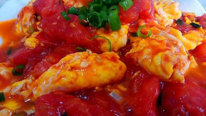 百搭西红柿+西红柿炒鸡蛋,放入炒好的鸡蛋拌匀，即可出锅，撒上葱叶。
