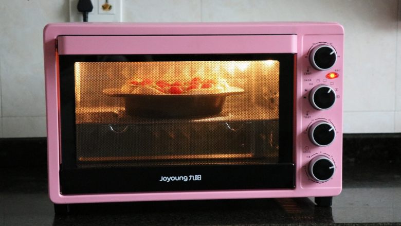 迷迭香佛卡夏,放进预热好的烤箱内，中层，上下火，200度，烤20分钟；