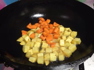 快手咖喱土豆炖牛肉,倒入胡萝卜丁