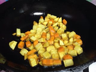 快手咖喱土豆炖牛肉,一起煎至表面金黄出硬痂捞出备用