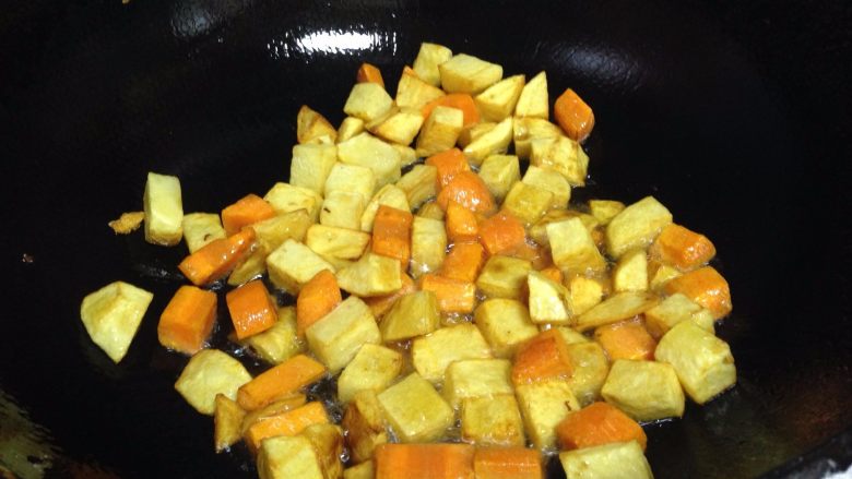 快手咖喱土豆炖牛肉,一起煎至表面金黄出硬痂捞出备用
