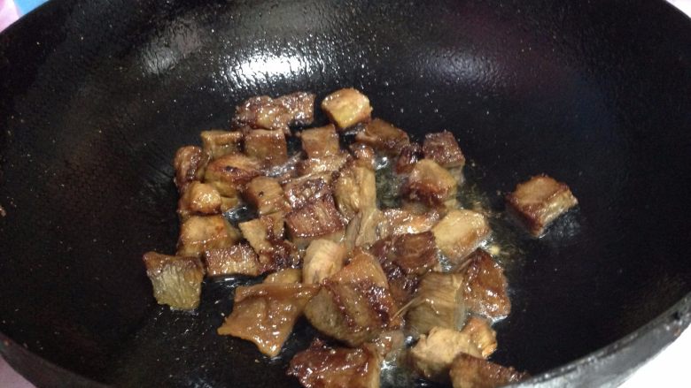 快手咖喱土豆炖牛肉,原锅倒入牛肉煎至表面金黄捞出备用