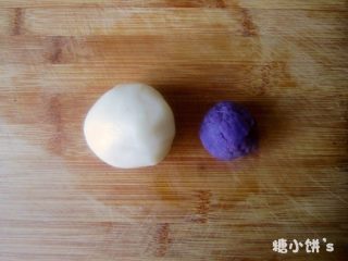低糖低油【紫薯冰皮月饼】,取一小团和紫薯泥混合成紫色面团做表面装饰（面团：薯泥大约为2:1）