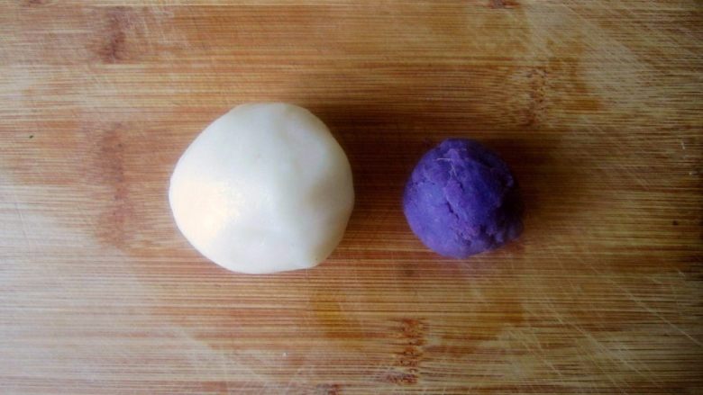 低糖低油【紫薯冰皮月饼】,取一小团和紫薯泥混合成紫色面团做表面装饰（面团：薯泥大约为2:1）