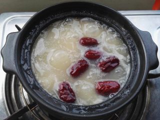 红薯干杂粮粥,熬至糯米开花，红薯干熟透关火(感觉水少可加开水)。


