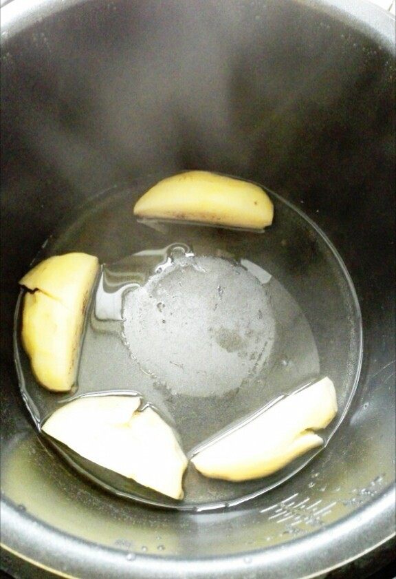 外酥里糯的土豆莜面饼,土豆削皮，切块，高压锅中加入一点水，通电蒸15分钟