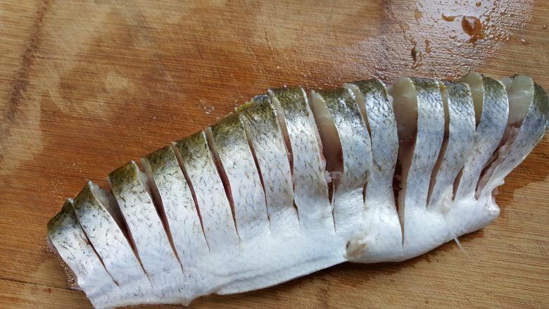 清蒸鱼,3．鱼中段用刀切段，肚皮部位不要切断。（大约1.2cm左右宽）