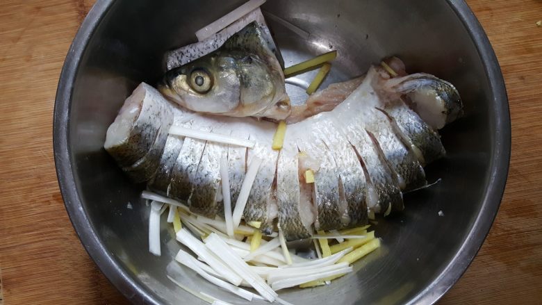 清蒸鱼,7．葱姜丝放入盛有鱼的容器中，腌30分钟。