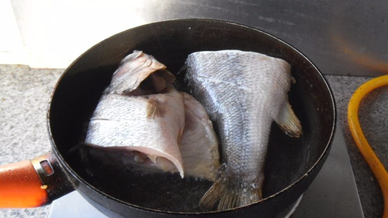 红烧鲈鱼, 热油，放入鲈鱼煎制 