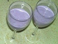 蓝莓慕斯杯,倒入红酒杯，盖上保鲜膜放入冰箱冷藏至凝固