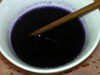 蓝莓慕斯杯,搅拌至鱼胶粉充分吸水
