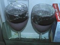 蓝莓慕斯杯,盖上保鲜膜，放入冰箱冷藏至凝固