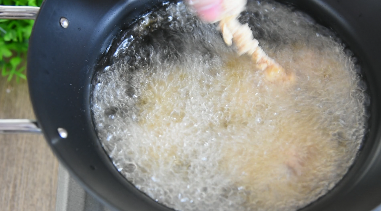 川菜"辣子鸡丁"学会了技巧，又香又下饭,油温热至7成熟，转小火，放入鸡丁