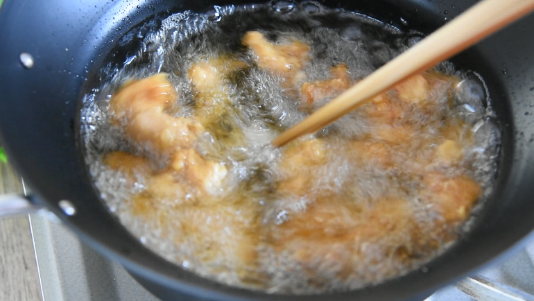 川菜"辣子鸡丁"学会了技巧，又香又下饭,用筷子来回拨动，防止粘连