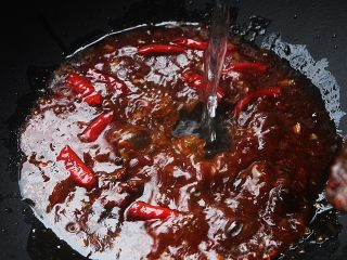 麻辣滑嫩的水煮牛肉,转大火，加入清水；