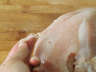 蒜蓉鸡胸肉,鸡胸肉洗净，取出表面的油脂和筋膜。