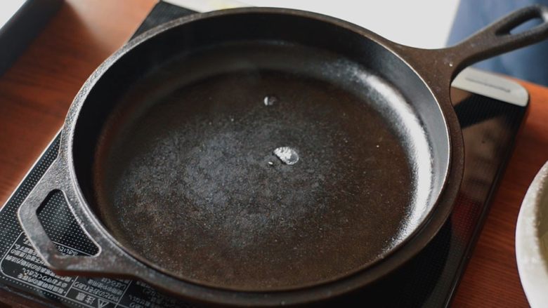 铜锣烧 夹奶油抹茶红豆,热锅。开中火，在锅里倒1勺水，待水开始蒸发，将水擦干。