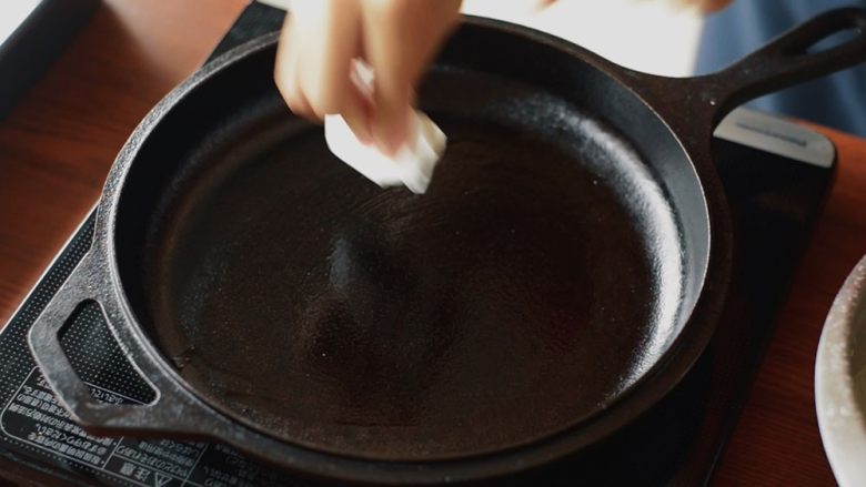 铜锣烧 夹奶油抹茶红豆,倒入一点植物油，用厨房纸抹一遍锅内，这是上色好看、均匀的必要步骤。