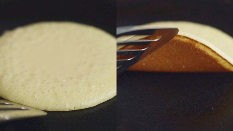 铜锣烧 夹奶油抹茶红豆,等待40秒左右，面糊表面出现细小气泡，饼的边缘开始变干时，用筷子或铲子撩起饼的一角，看一下上色是否满意，满意了就可以翻面。