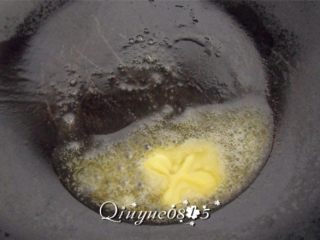 西式土豆玉米浓汤,炒锅放入黄油
