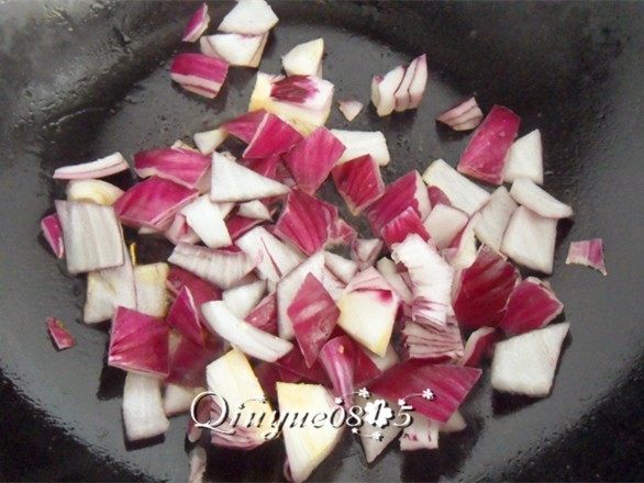 西式土豆玉米浓汤,放洋葱碎炒香