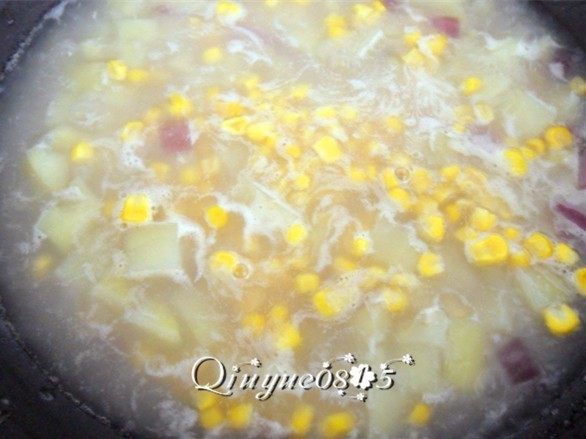 西式土豆玉米浓汤,等土豆煮至符合自己口感时放入冻干玉米粒