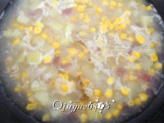 西式土豆玉米浓汤,放入胡椒粉、鸡精即可