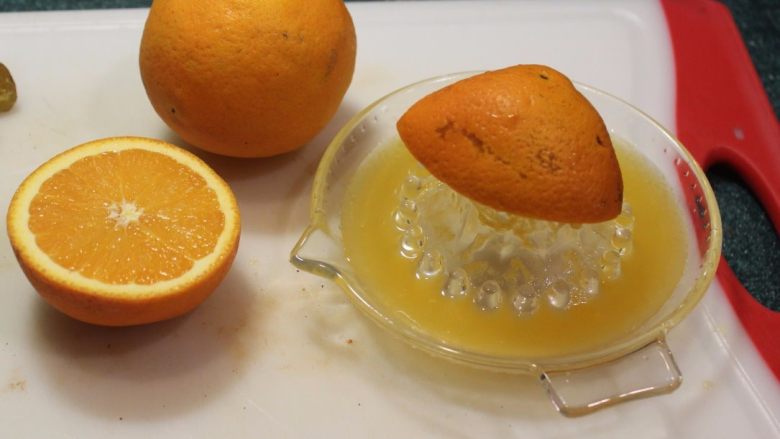 橙香烤地瓜,柳橙榨汁，备用。