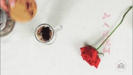 玫瑰奥利奥奶茶,倒入压碎的玫瑰花瓣（之前泡水的干花花瓣）