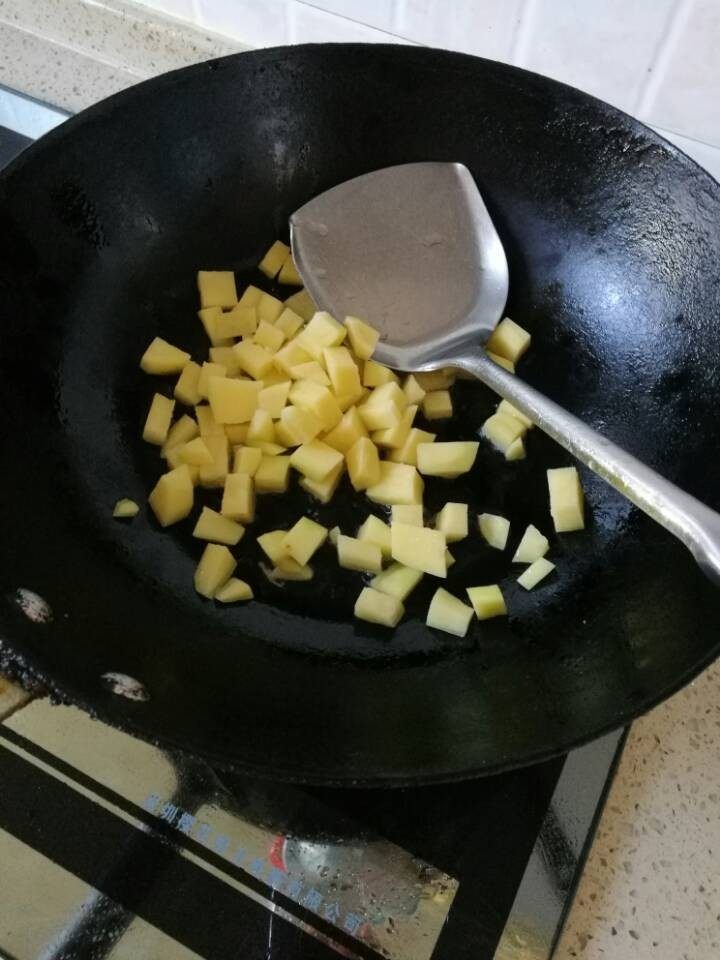 咖喱土豆,锅烧热，加入适量的油，倒入土豆块，翻炒。