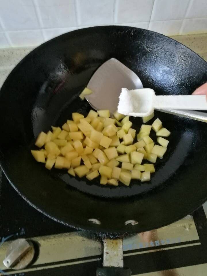 咖喱土豆,加适量的盐。翻炒至微黄。